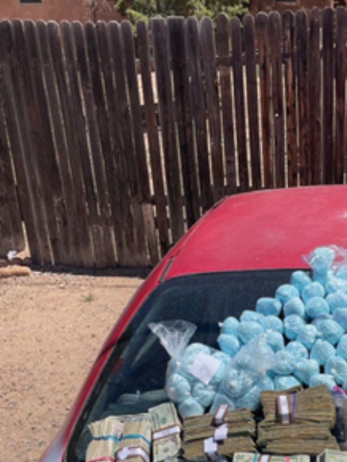 Dinero y drogas confiscados en Santa Fe, Nuevo México.