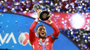 MEX3160. TOLUCA (MÉXICO), 25/05/2025.- Alexis Vega de Toluca sostiene el trofeo de la Liga MX este domingo, tras obtener el campeonato en un partido de la final del Torneo Clausura 2025 de la Liga MX entre Toluca y América, en el estadio Nemesio Díez en Toluca (México). EFE/ Alex Cruz
