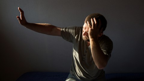 Cerrar tu aura puede ayudar a no recibir energías negativas.