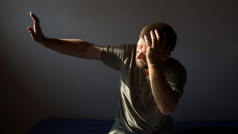 Cerrar tu aura puede ayudar a no recibir energías negativas.