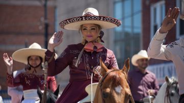 El desfile del cinco de mayo se celebra para recordar la victoria que tuvieron las fuerzas mexicanas en la Batalla de Puebla de 1862.
