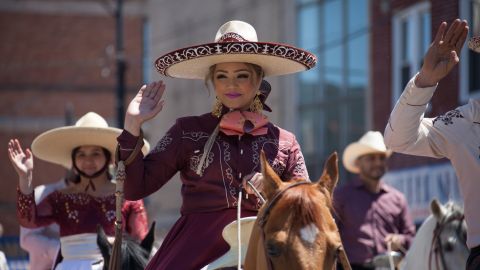 El desfile del cinco de mayo se celebra para recordar la victoria que tuvieron las fuerzas mexicanas en la Batalla de Puebla de 1862.