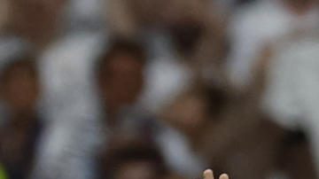 MADRID, 24/05/2025.- El centrocampista croata del Real Madrid Luka Modric recibe una ovación tras ser sustituido en su último partido en el Santiago Bernabéu durante el partido de la jornada 38 de LaLiga EA Sports entre Real Madrid y Real Sociedad celebrado este sábado en el estadio Santiago Bernabéu de Madrid. EFE/ J.J.Guillén