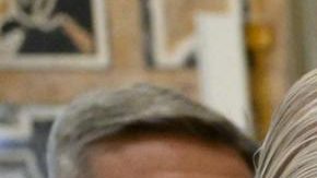 El presidente del Napoli hace entrega de una camiseta especial al papa León XIV.