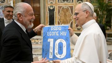 El presidente del Napoli hace entrega de una camiseta especial al papa León XIV.