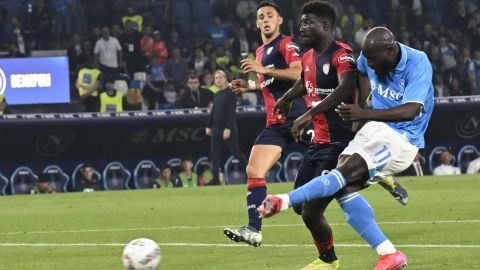 NAPOLI (Italy), 23/05/2025.- Napoli's Romelu Lukaku scores the 2-0 goal during the Italian Serie A soccer match between SSC Napoli and Cagliari Calcio, in Naples, Italy, 23 May 2025. (Italia, Nápoles) EFE/EPA/CIRO FUSCO