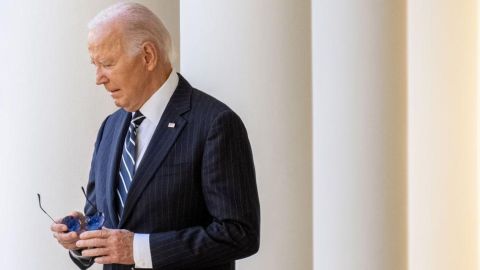 "Se discutió poner al presidente en una silla de ruedas": el libro que denuncia el encubrimiento del deterioro del presidente Biden de cara a las elecciones en EE.UU. (y qué dicen sus defensores)