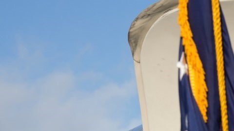 Además de ofrecerles vuelos gratuitos, los inmigrantes recibieron $1,000 dólares.