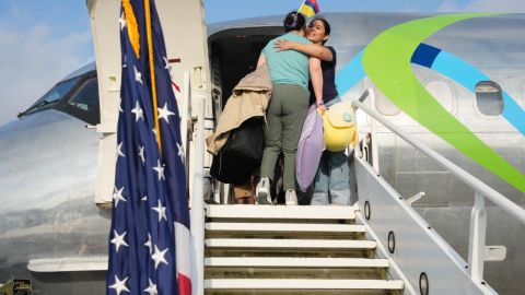 Además de ofrecerles vuelos gratuitos, los inmigrantes recibieron $1,000 dólares.
