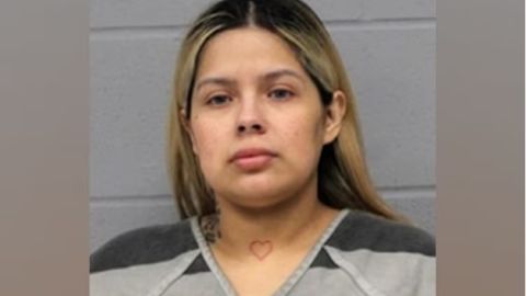 La mujer permanece detenida en el Complejo Correccional del Condado de Travis con una fianza de $75,000 dólares