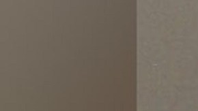 La madre del niño, Allie Qiu, de 35 años, fue arrestada en el lugar y enfrenta cargos por lesiones graves a un menor.