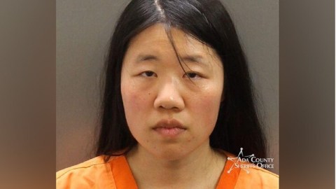 La madre del niño, Allie Qiu, de 35 años, fue arrestada en el lugar y enfrenta cargos por lesiones graves a un menor.