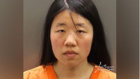 La madre del niño, Allie Qiu, de 35 años, fue arrestada en el lugar y enfrenta cargos por lesiones graves a un menor.