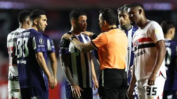 AMDEP6429. SAO PAULO (BRASIL), 27/05/2025.- Miguel Navarro (2-i) de Talleres habla con el árbitro Piero Daniel Maza Gómez (c) este martes, en un partido de la fase de grupos de la Copa Libertadores entre Sao Paulo y Talleres en el estadio Morumbi en Sao Paulo (Brasil). EFE/ Isaac Fontana