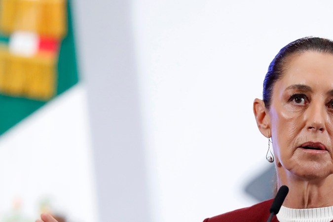 Sheinbaum ve “injusta” la decisión de EE.UU. de cerrar la frontera por gusano barrenador