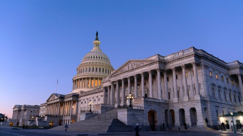 Vista del Capitolio al amanecer, Washington, miércoles 7 de febrero de 2024. Forzando un enfrentamiento con los republicanos, el líder de la mayoría en el Senado, el demócrara Chuck Schumer, tratará el miércoles 7 de febrero de 2024 de salvar los fondos para la guerra de un acuerdo fallido que incluía dinero para la frontera, al avanzar con una votación de ensayo que enviaría decenas de miles de millones de dólares a Ucrania, Israel y otros aliados.(AP Foto/Jose Luis Magana)