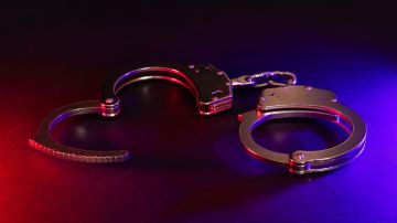 La mujer fue arrestada y trasladada a la comisaría, donde negó las acusaciones.