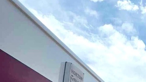 Las temperaturas en el área rondaban los 100 grados Fahrenheit el domingo, y la emergencia médica se atribuyó directamente al calor.
