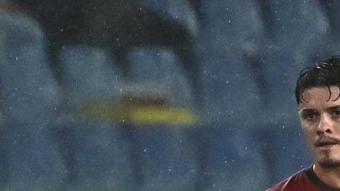 GENOA (Italy), 05/05/2025.- Milan's Rafael Leao (L) celebrates with his teammates after scoring the 1-1 goal during the Italian Serie A soccer match between Genoa CFC and AC Milan, in Genoa, Italy, 05 May 2025. (Italia, Génova) EFE/EPA/LUCA ZENNARO