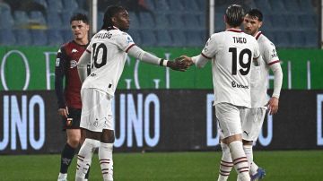 GENOA (Italy), 05/05/2025.- Milan's Rafael Leao (L) celebrates with his teammates after scoring the 1-1 goal during the Italian Serie A soccer match between Genoa CFC and AC Milan, in Genoa, Italy, 05 May 2025. (Italia, Génova) EFE/EPA/LUCA ZENNARO