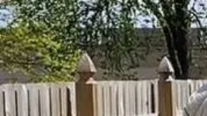 Aracely con sus dos hijas en un refugio en Buffalo, NY.