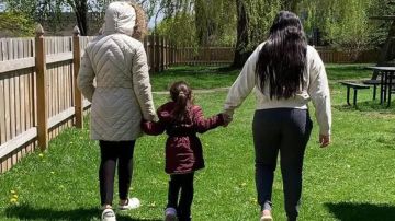 Aracely con sus dos hijas en un refugio en Buffalo, NY.