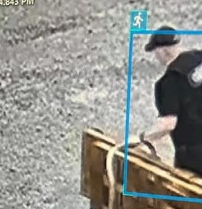 Hardin escapó de la custodia a través de una puerta de salida