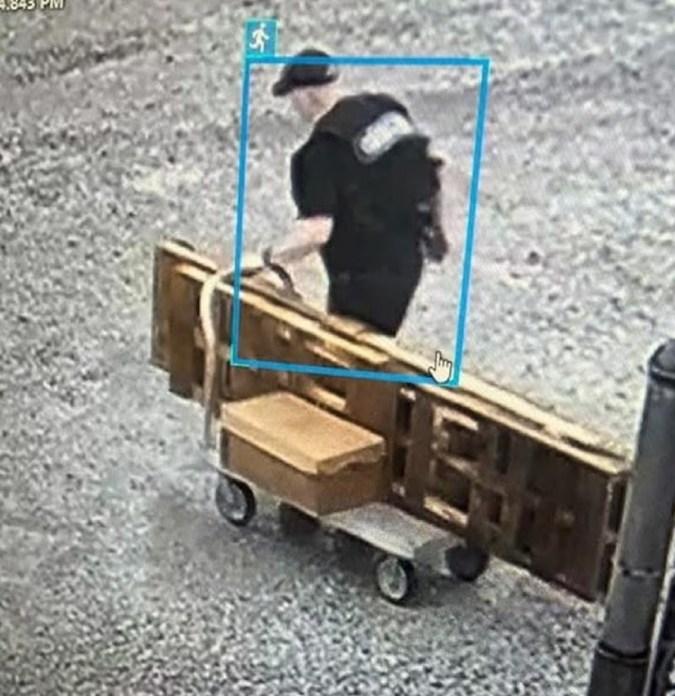 Hardin escapó de la custodia a través de una puerta de salida