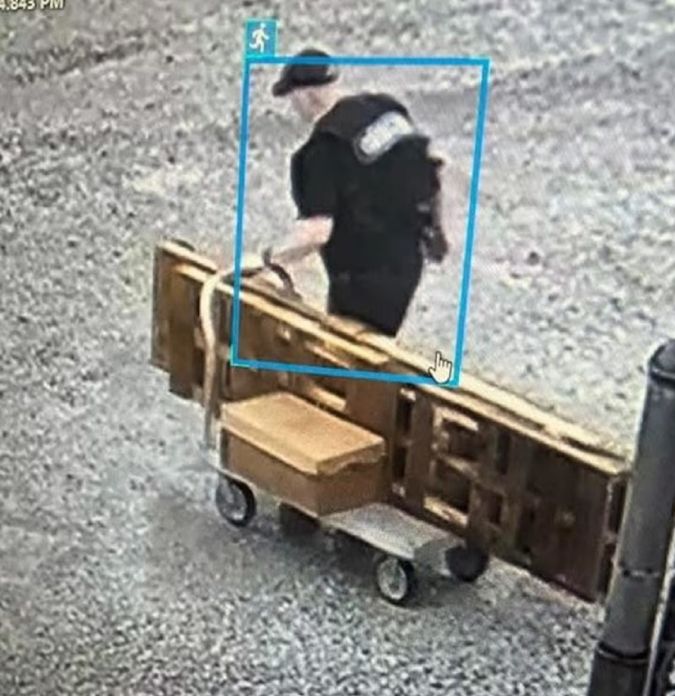 Hardin escapó de la custodia a través de una puerta de salida