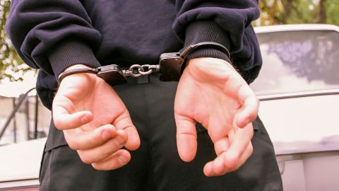 el arresto de Farthing se produjo tan solo tres días después de que se hiciera público su triunfo en el sorteo de Powerball en Kentucky.