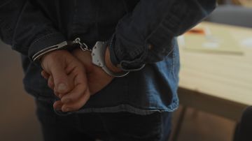 El hombre se encuentra en la cárcel y enfrenta varios cargos graves.
