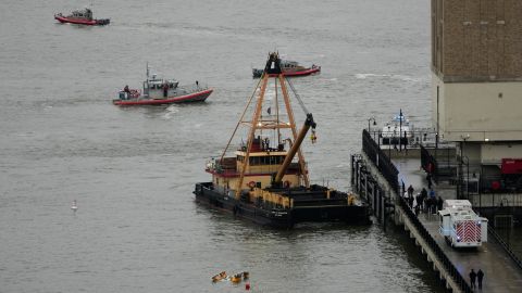 Por el momento, se desconoce la causa del incidente. La Oficina de Investigación de Incendios está a cargo de la investigación.