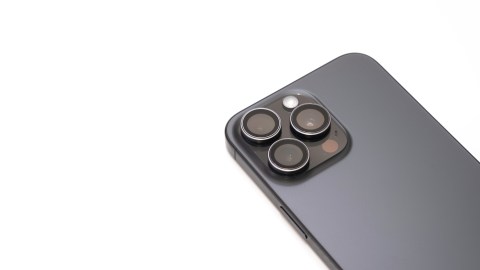 Este pequeño punto tiene una función importante al momento de utilizar el módulo de cámaras de tu iPhone