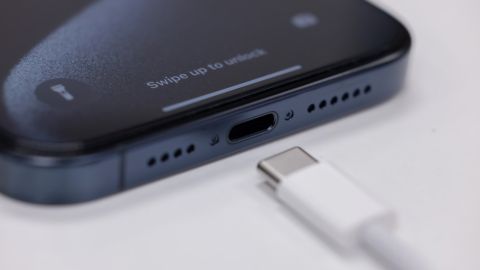Usar un cargador que no es el original puede ser seguro si eliges uno de buena calidad y compatible con tu teléfono