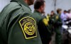 ICE está deteniendo a madres y a padres con hijos menores cuando salen de cortes de inmigración.