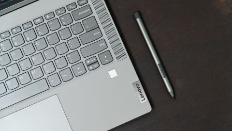 En su interior lleva un procesador Intel Celeron N4500 de doble núcleo, capaz de alcanzar hasta 2.8 GHz.