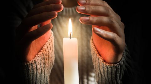 El parpadeo de una vela puede deberse a cuestiones espirituales.