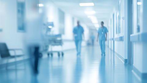 La paciente ha demandado al cirujano y al sistema de salud involucrado.