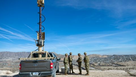 El gobierno de Trump creó dos zonas militares en la frontera con México y reforzó sanciones a inmigrantes si las traspasan.