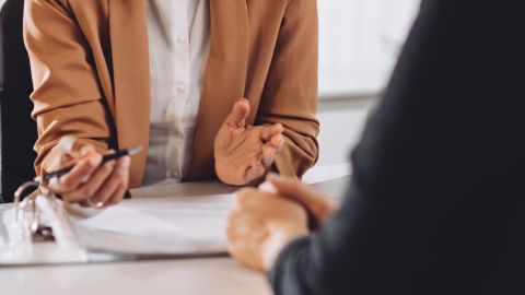 Cindy Romina Mansilla calcula que ha asesorado a más de 50,000 clientes a lo largo de su carrera, ayudándolos a mejorar su salud financiera y a emprender nuevos negocios.