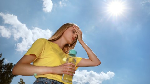 Expertos advierten que, durante eventos de calor extremo y alta humedad, aumentan los casos de agotamiento y deshidratación.