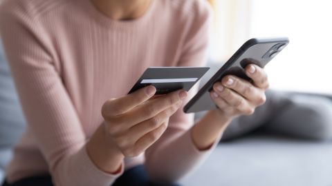Aunque tener tu plan de teléfono asociado a una tarjeta de crédito es cómodo, podrías no darte cuenta de posibles aumentos de renta o cobros extra.