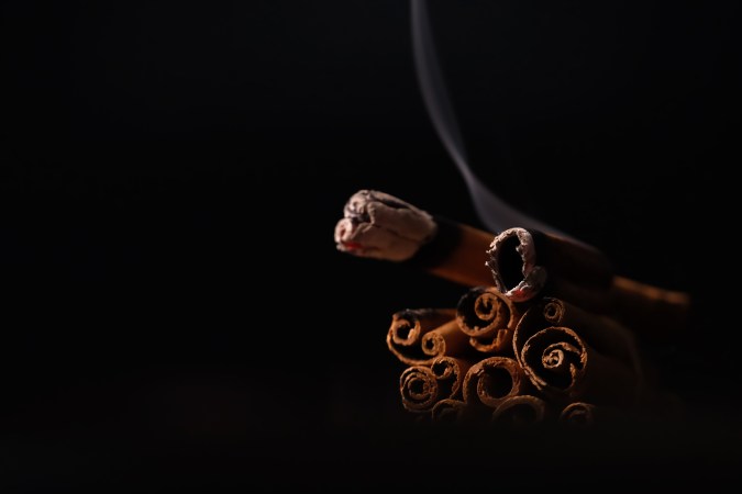 Usar la canela como incienso ayuda a purificar las malas energías.
