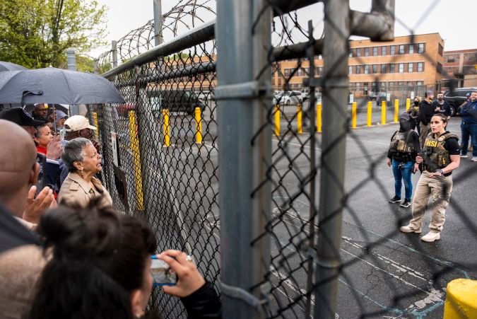 La representante Bonnie Watson Coleman habla con un oficial que exige que se le permita ingresar a la oficina de detención de ICE después del arresto del alcalde de Newark, Ras Baraka.