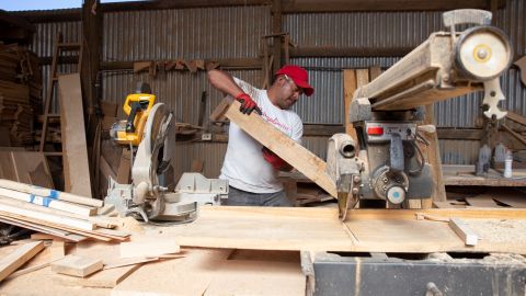 El exmigrante Eduardo Jiménez tiene un taller de carpintería en Cajola, Guatemala, donde crea puertas y trabajos de madera para viviendas pagadas con dinero enviado desde Estados Unidos.