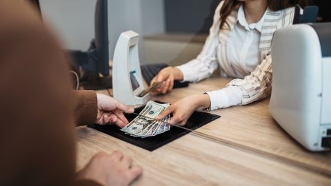 Si necesitas una suma importante, lo más recomendable es acudir directamente a una sucursal bancaria y ser atendido en taquilla.
