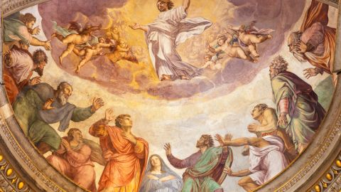 La iglesia honra a los santos a través del santoral católico.