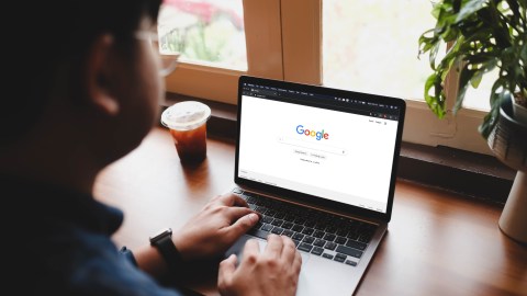 Los hackers utilizan mecanismos para posicionar páginas webs falsas con las cuales robar la info de los usuarios