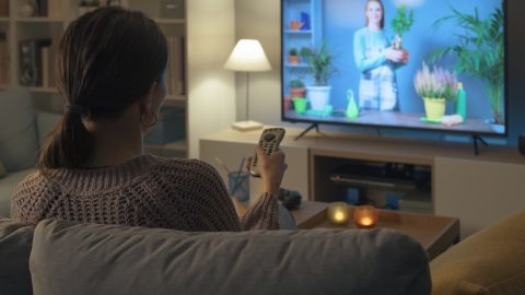 El televisor pertenece a la línea Samsung Crystal UHD 2024, lo que significa que viene equipado con el procesador Crystal de última generación.