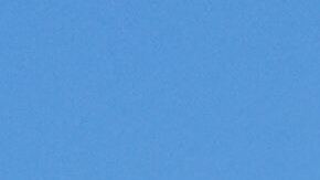 Una persona busca en las ruinas de su casa arrasada por un tornado en London, Kentucky.